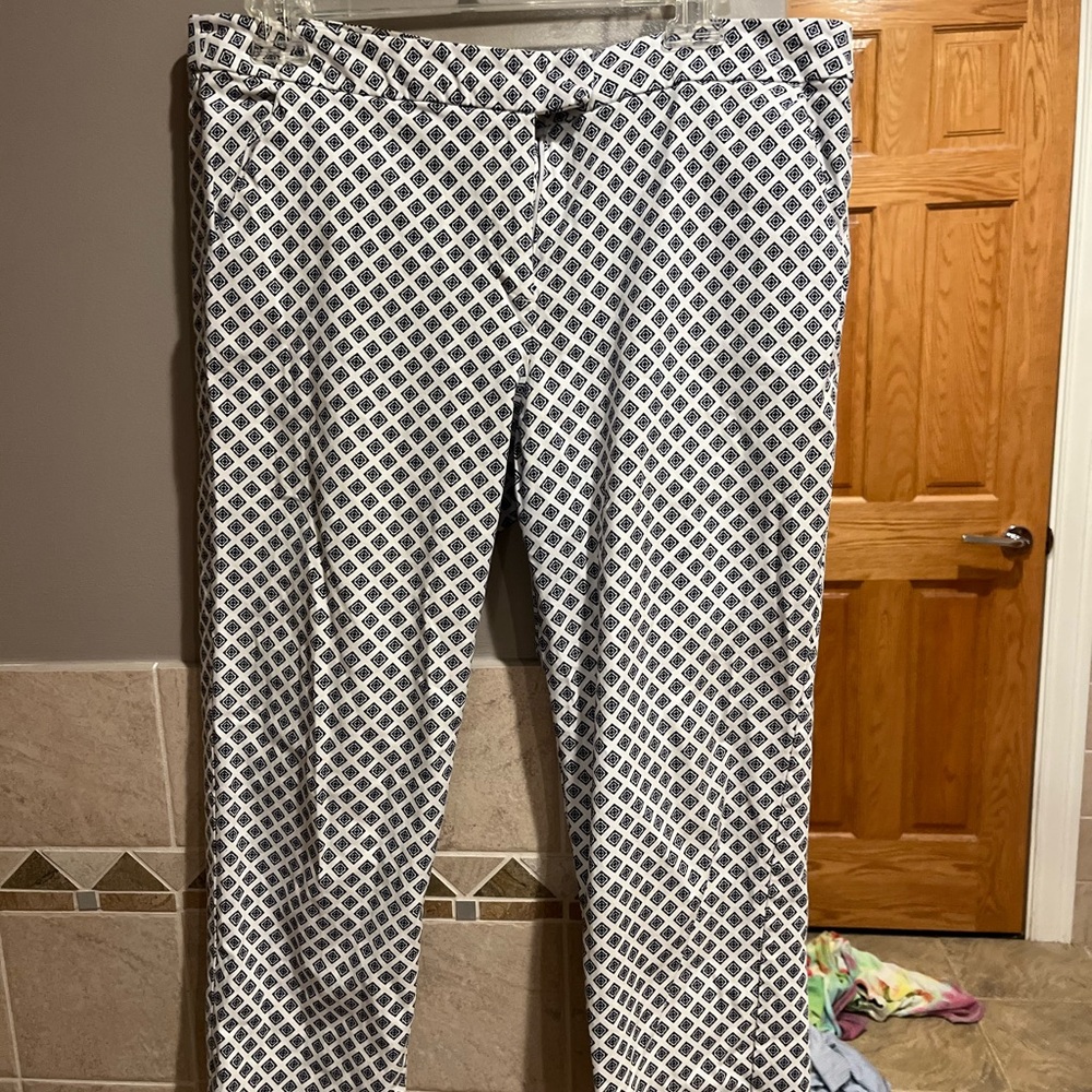 Barely worn black and white capri pants size 12